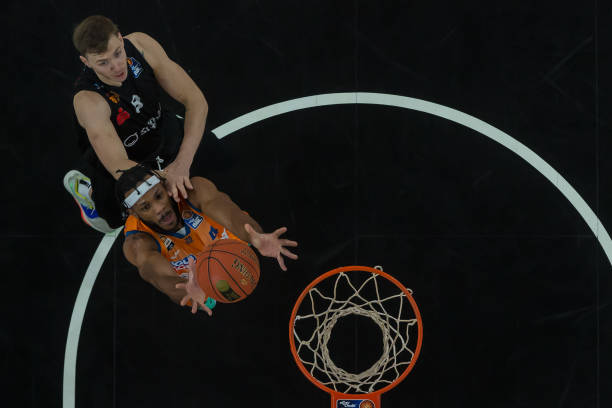 以边锋身份 以边锋身份